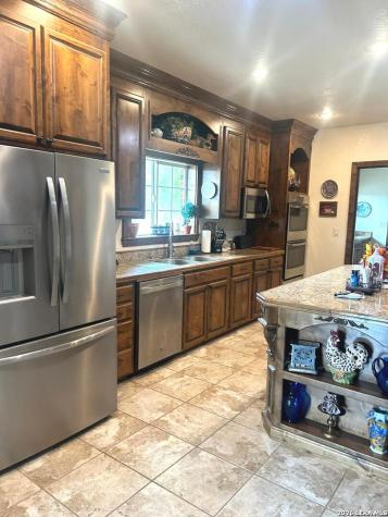 2712 N State Highway 80 Nixon TX 78140