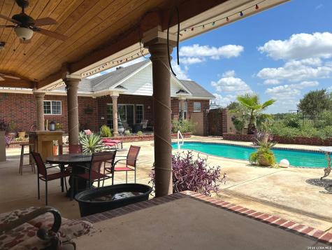 2712 N State Highway 80 Nixon TX 78140