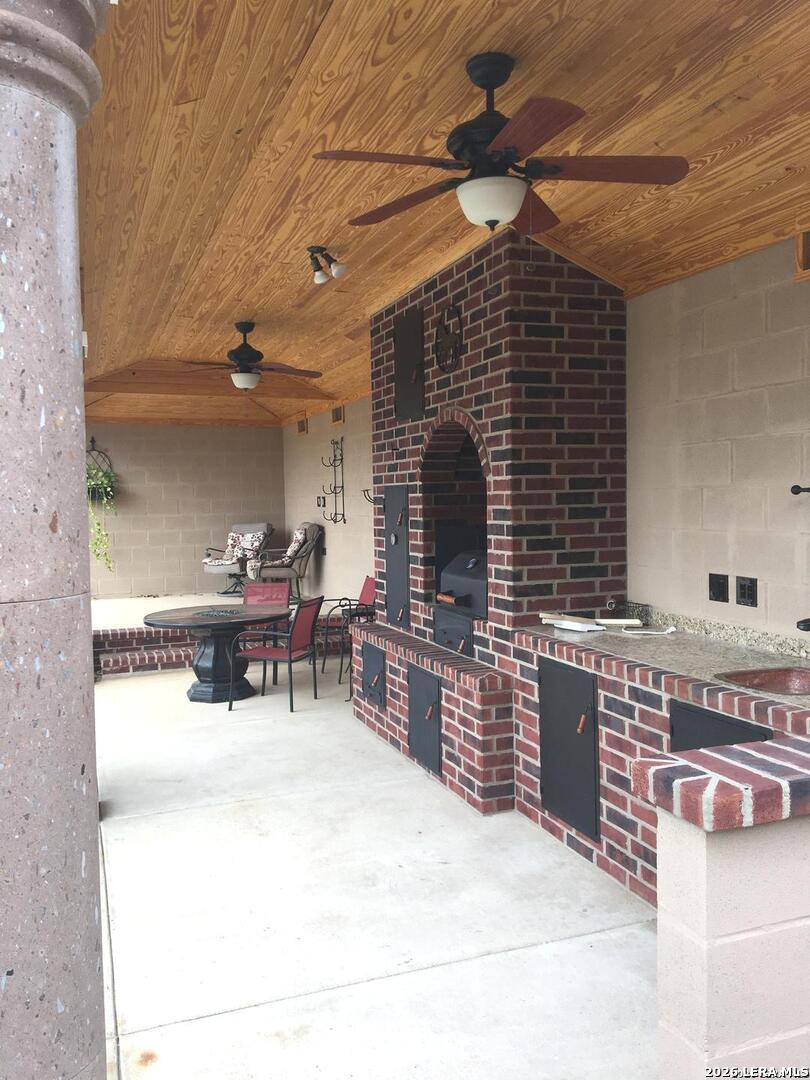 2712 N State Highway 80 Nixon TX 78140