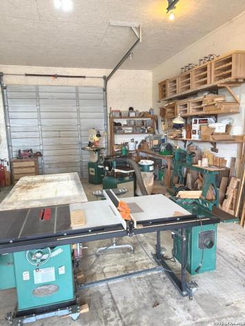 2712 N State Highway 80 Nixon TX 78140