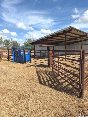 2712 N State Highway 80 Nixon TX 78140