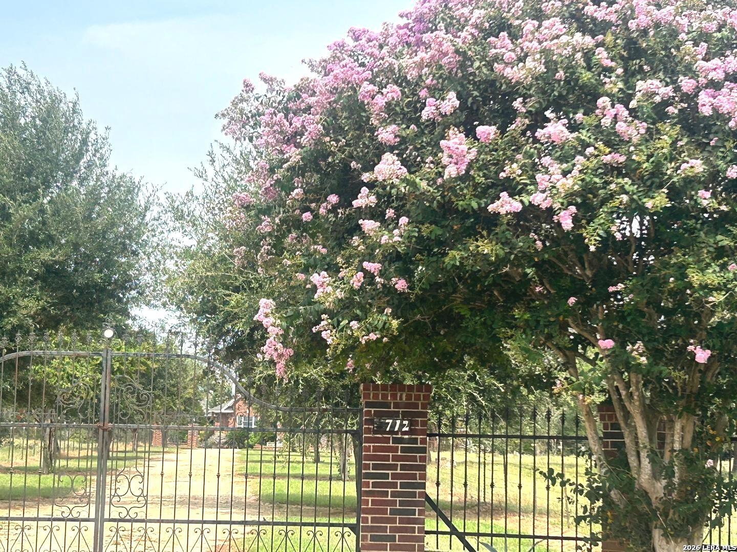 2712 N State Highway 80 Nixon TX 78140
