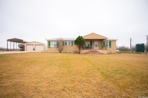 905 County Road 341 Jourdanton TX 78026