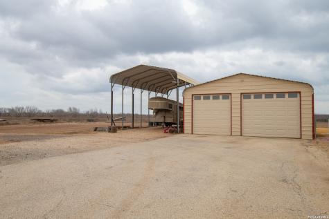 905 County Road 341 Jourdanton TX 78026