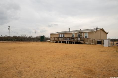 905 County Road 341 Jourdanton TX 78026