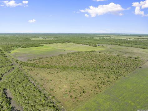 3407 Cr 215 Mccoy TX 78147