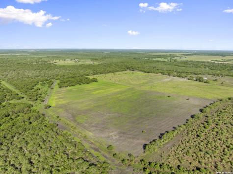 3407 Cr 215 Mccoy TX 78147