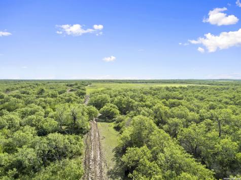 3407 Cr 215 Mccoy TX 78147