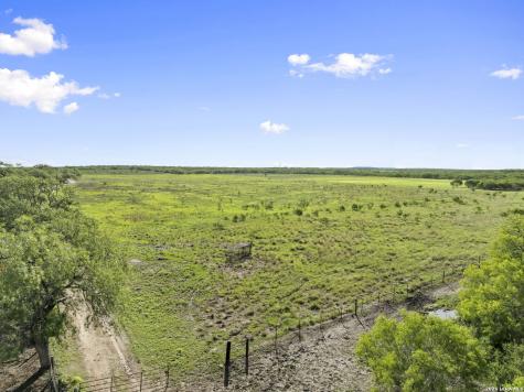 3407 Cr 215 Mccoy TX 78147