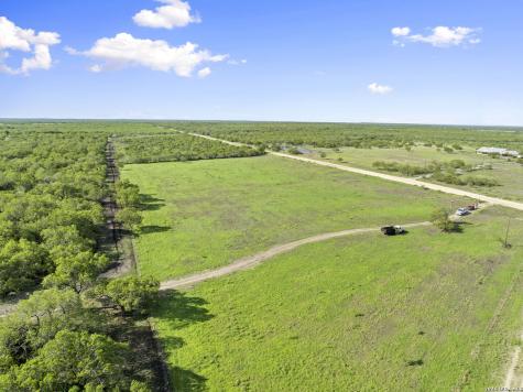 3407 Cr 215 Mccoy TX 78147