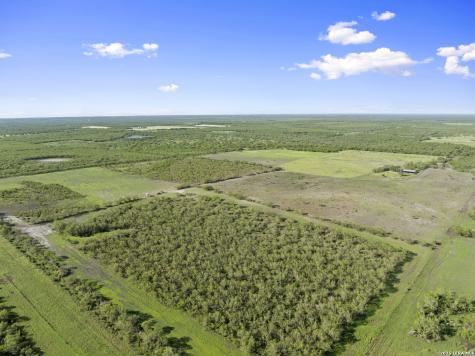 3407 Cr 215 Mccoy TX 78147