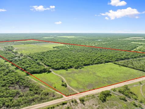3407 Cr 215 Mccoy TX 78147