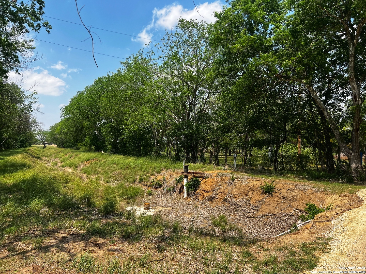 304 County Road 6611 Devine TX 78016