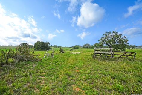 1335 N Gable Road St Hedwig TX 78152