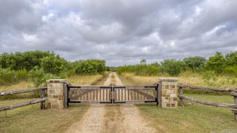 2538 County Road 223 Floresville TX 78114