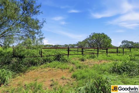 152 E County Road 304 Jourdanton TX 78026