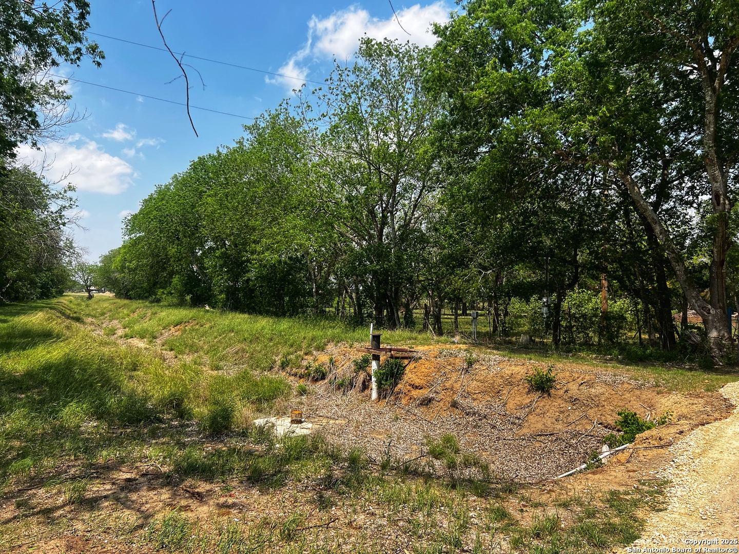 304 County Road 6611 Devine TX 78016