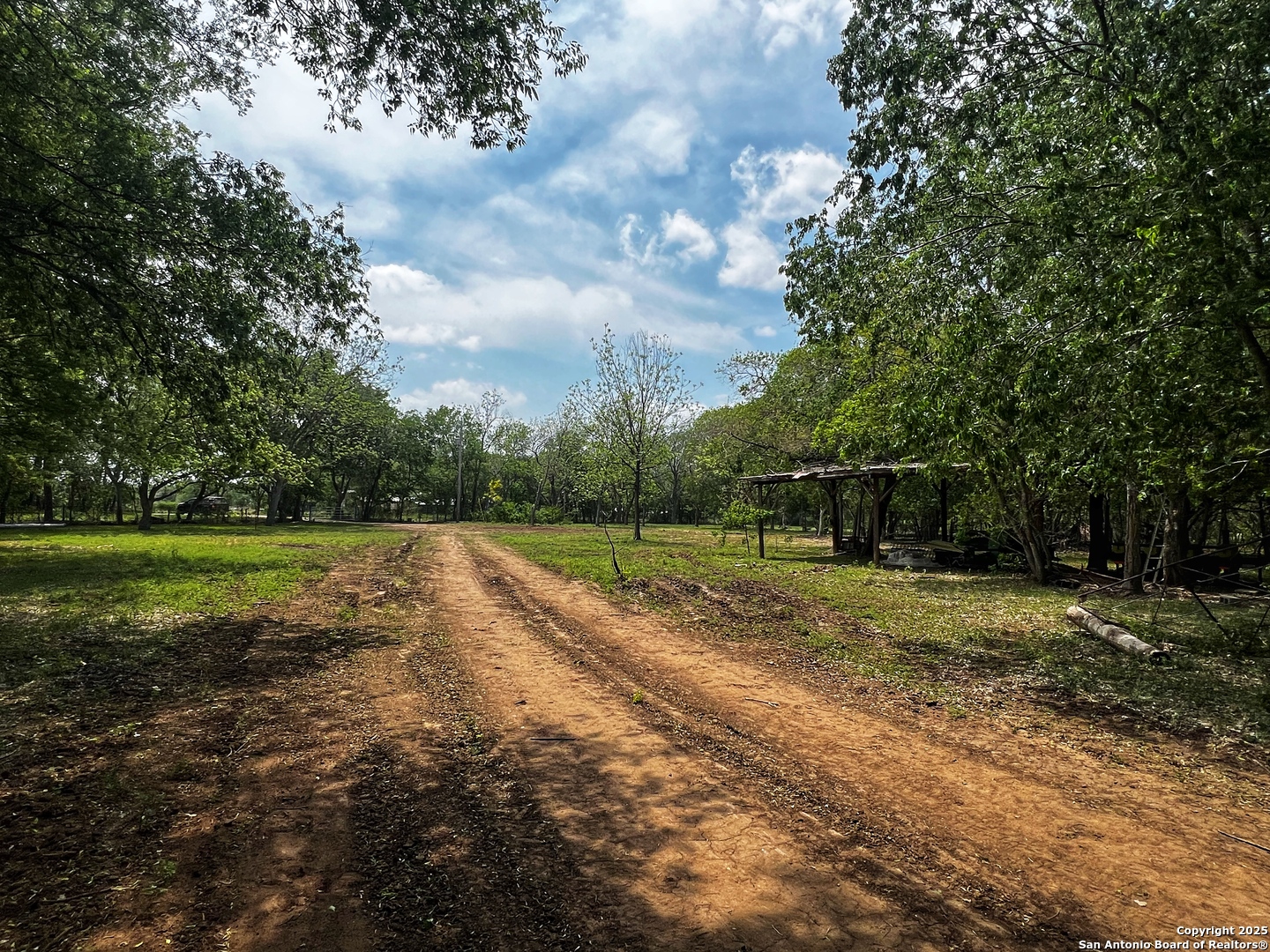 304 County Road 6611 Devine TX 78016