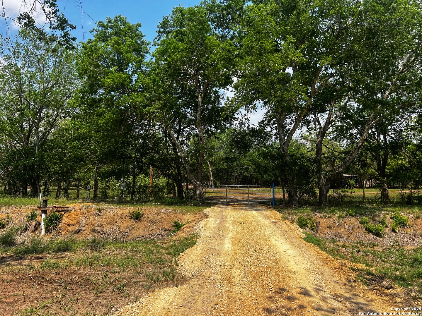 304 County Road 6611 Devine TX 78016