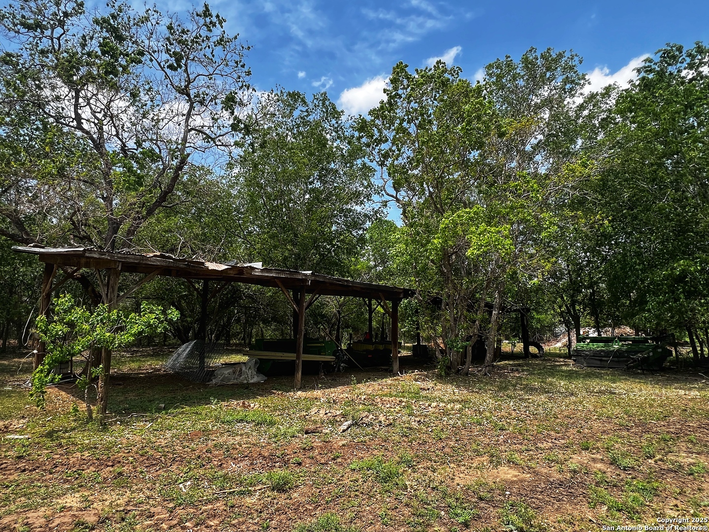 304 County Road 6611 Devine TX 78016