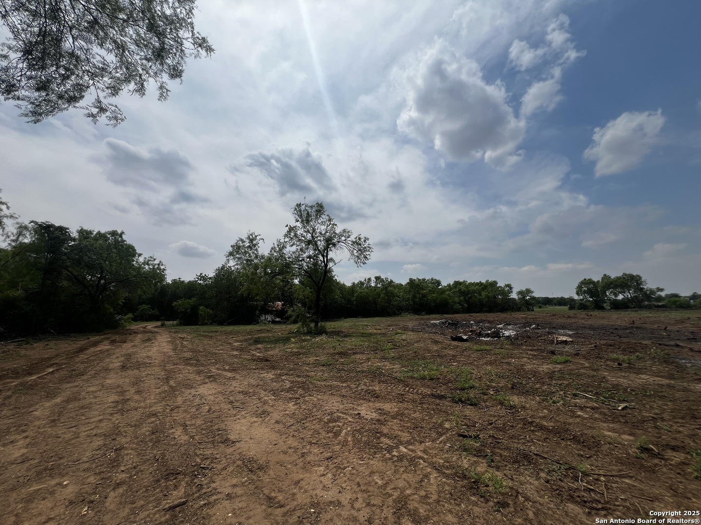 304 County Road 6611 Devine TX 78016