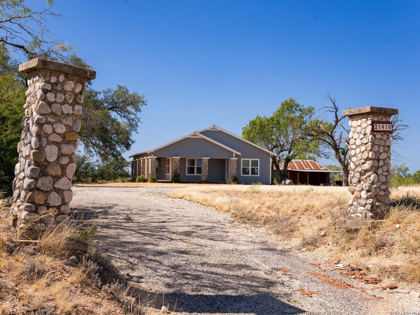 21419 Us Highway 90 Sabinal TX 78881