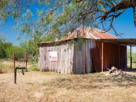 21419 Us Highway 90 Sabinal TX 78881