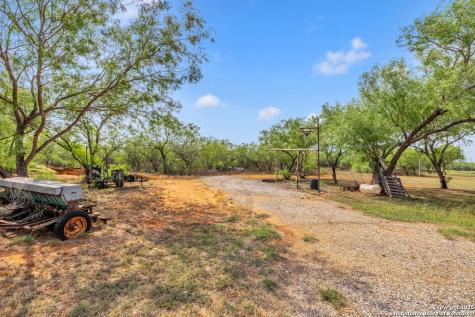2654 Matthews Ranch Road Dilley TX 78017