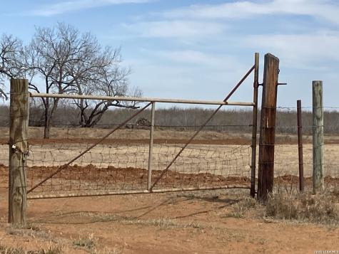 1305 Vergara Road Dilley TX 78017