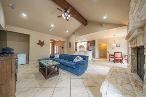 374 W County Road 2481 Hondo TX 78861