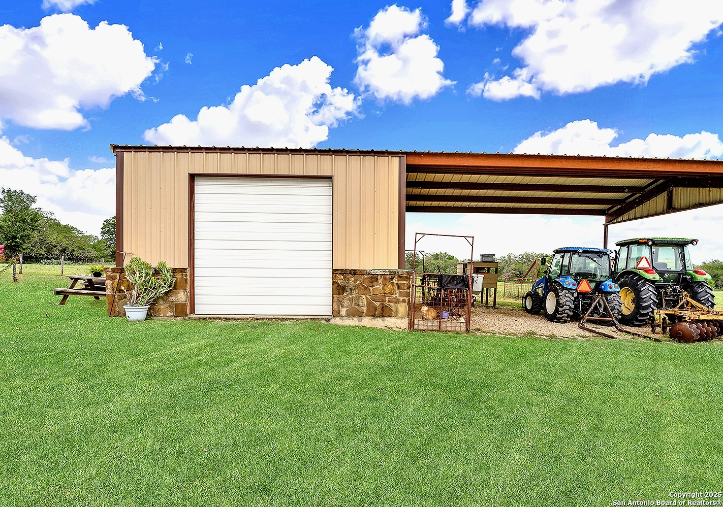 1494 County Road 433 Stockdale TX 78160