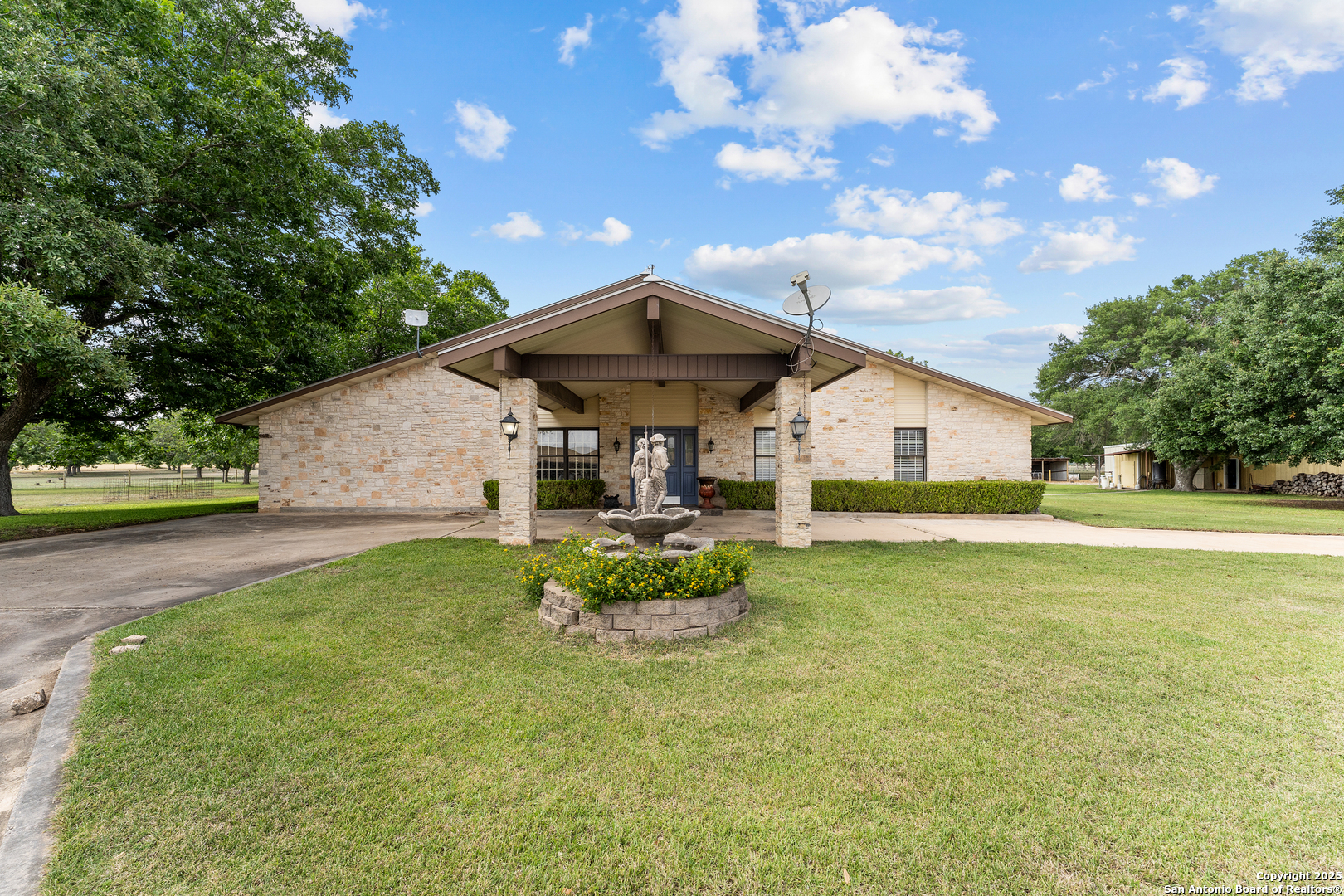3590 County Road 4713 Lacoste TX 78039