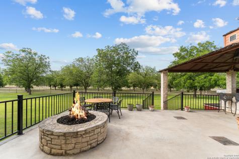 3590 County Road 4713 Lacoste TX 78039