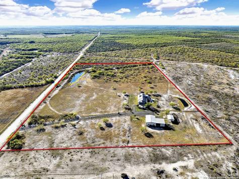3498 County Road 215 Falls City TX 78113