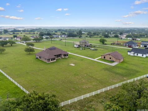 16371 Borregas Road Elmendorf TX 78112