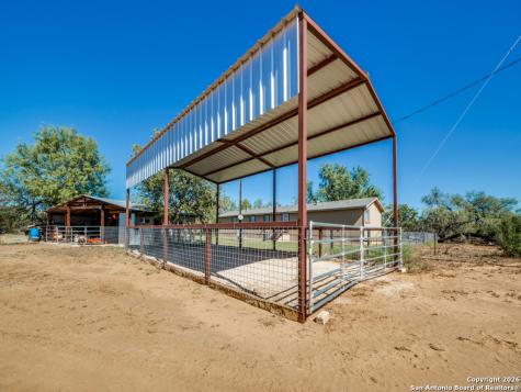 6472 Bluntzer Road Jourdanton TX 78026