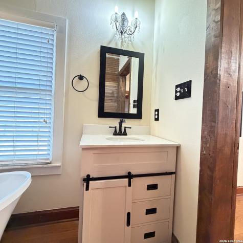 811 County Road 213 Mccoy TX 78113