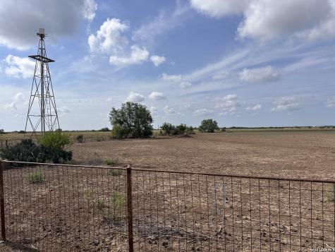 1667 County Road 345 Knippa TX 78870