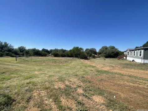 2141 County Road 132 Floresville TX 78114