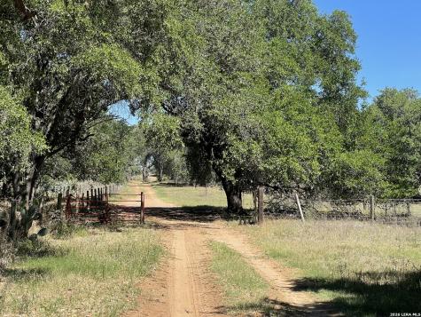 2141 County Road 132 Floresville TX 78114