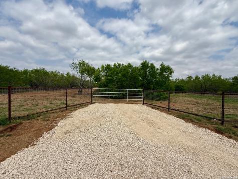 2315 County Road 332 Charlotte TX 78011