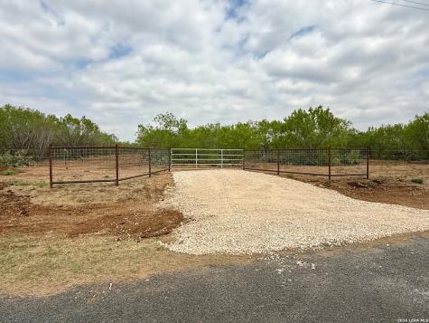 2315 County Road 332 Charlotte TX 78011