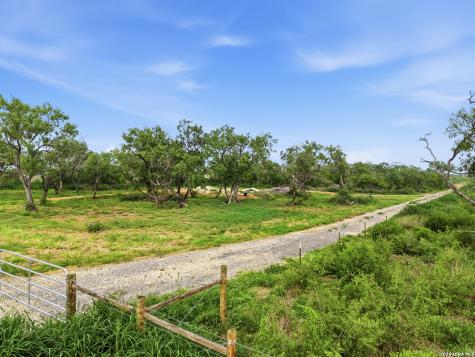 2105 County Road 124 Floresville TX 78114