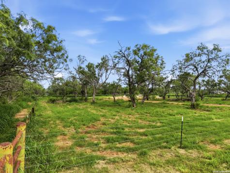 2105 County Road 124 Floresville TX 78114