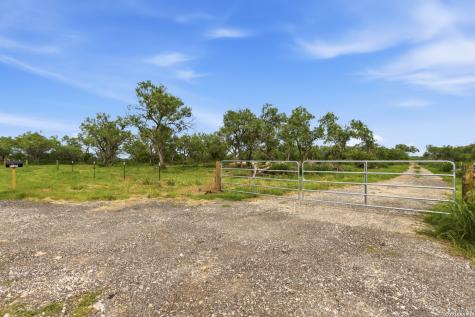 2105 County Road 124 Floresville TX 78114