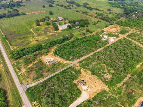 2105 County Road 124 Floresville TX 78114