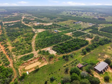 2105 County Road 124 Floresville TX 78114