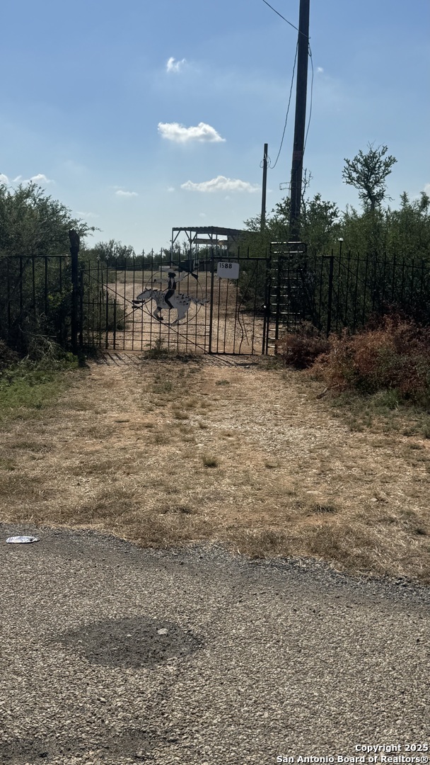 1588 Pr 1688 Four X Road Moore TX 78057