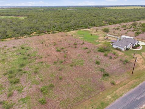 157 Gentle Breeze Floresville TX 78114