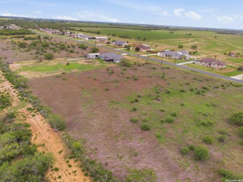 157 Gentle Breeze Floresville TX 78114